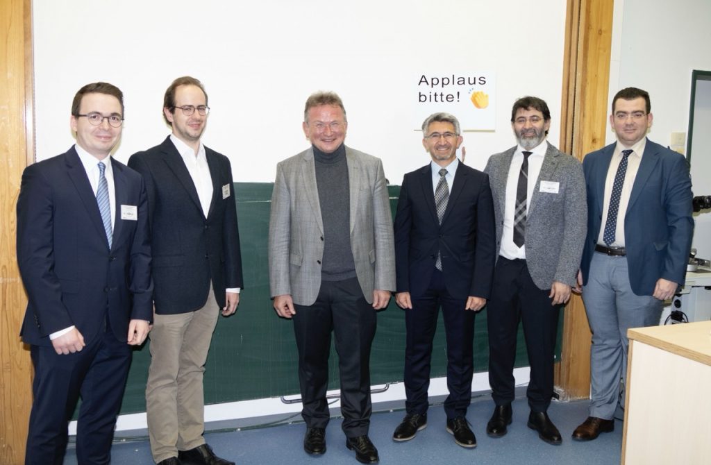 v.lks.: Die Darsteller der „Eye Movie Night 2025“: Dr. Tim Berger, PD Dr. Elias Flockerzi, Klinikdirektor Prof. Berthold Seitz, Dr. Shady Suffo, Dr. Loay Daas und PD Dr. Alaadin Abdin.