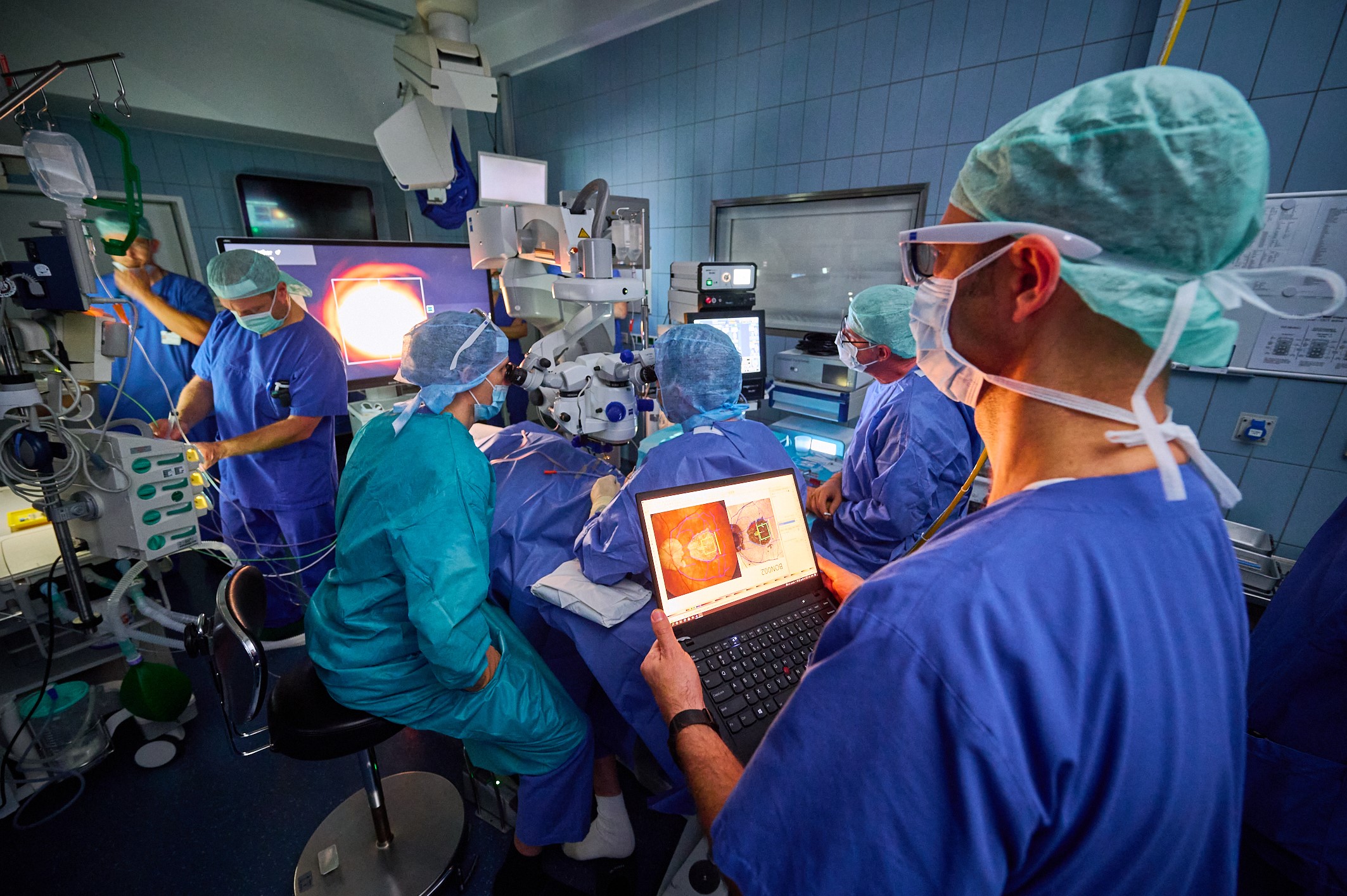 Implantation eines elektronischen Netzhautchips in der Augenklinik des Universitätsklinikums Bonn durch Prof. Frank Holz. (© UKB/J.F. Saba)